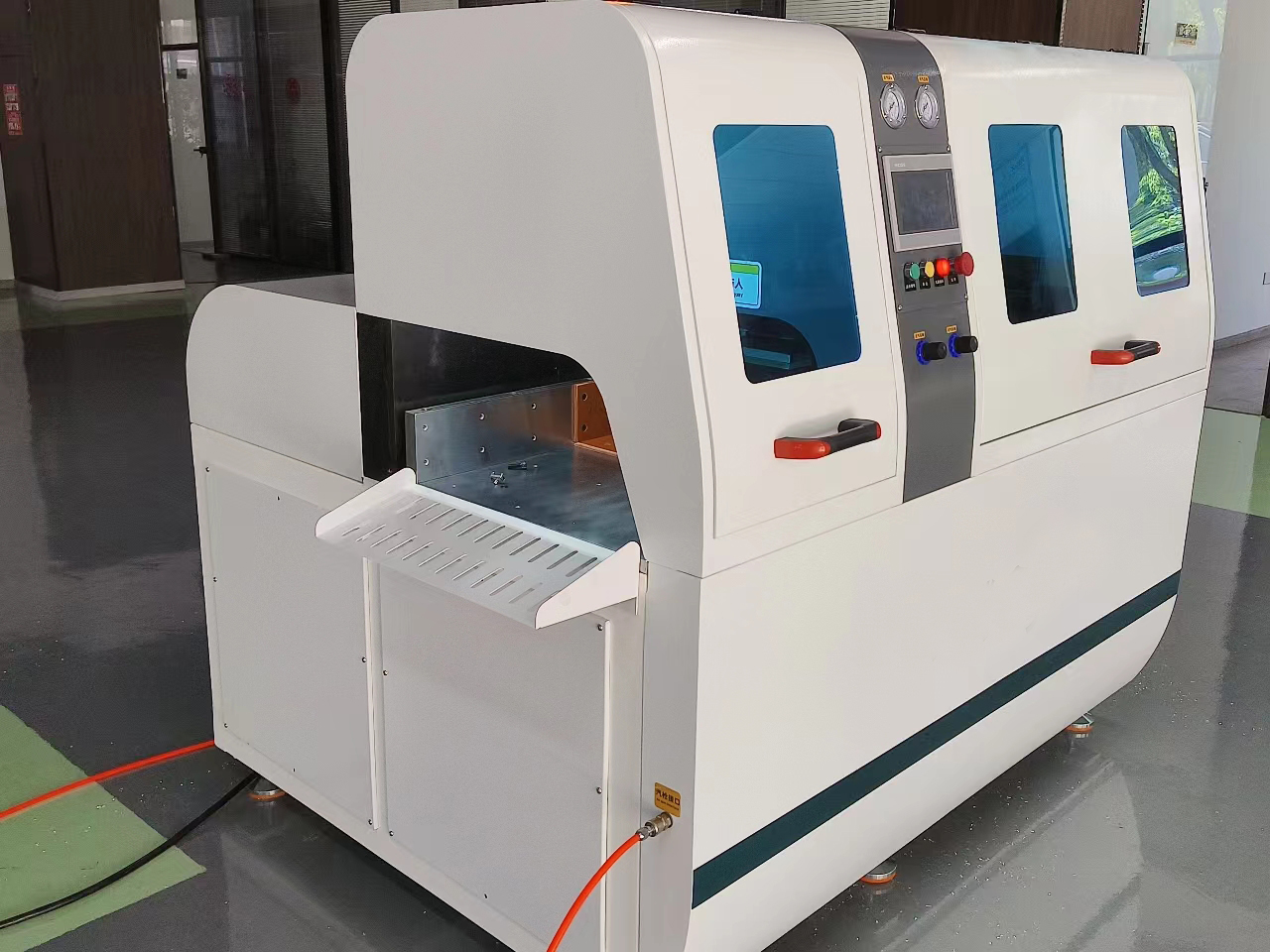 大連客戶對于日意嘉550S分離式全自動切鋁機效果很滿意