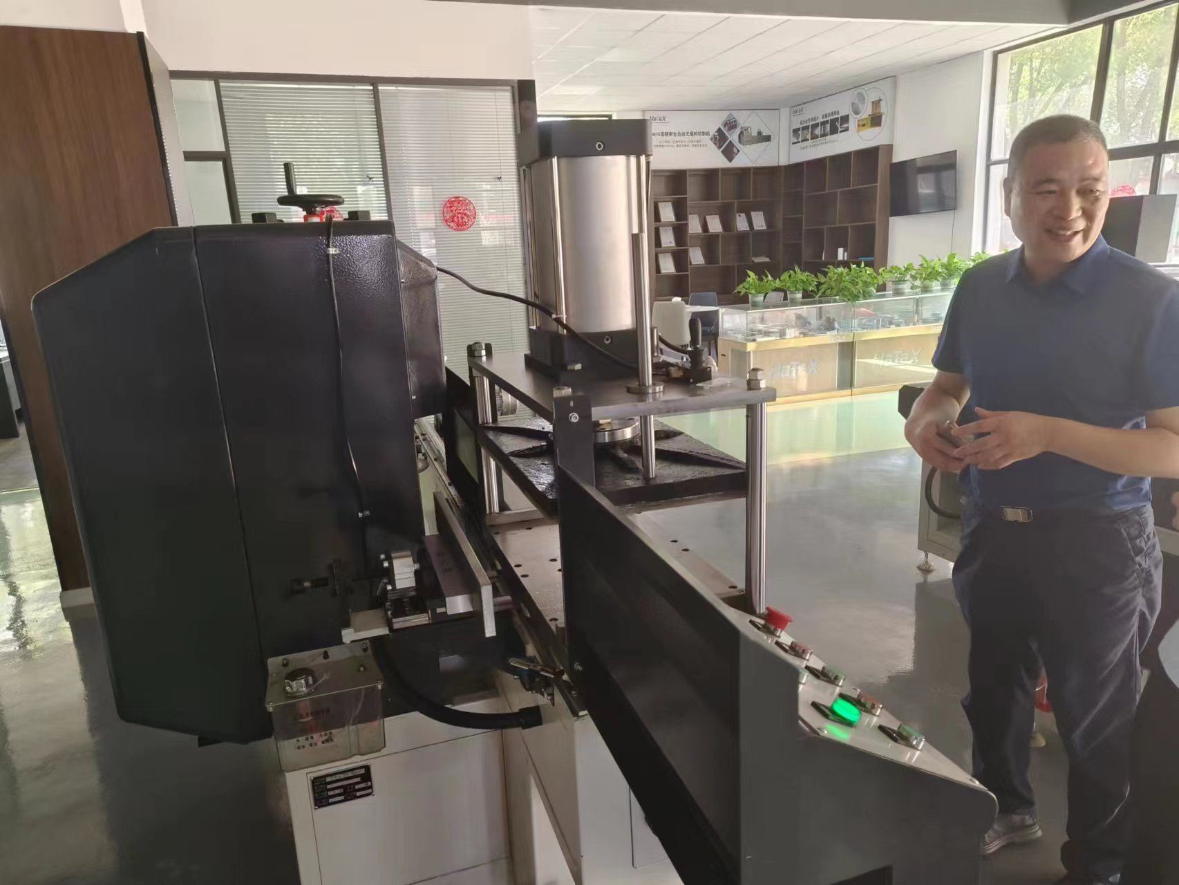 全自動(dòng)切鋁