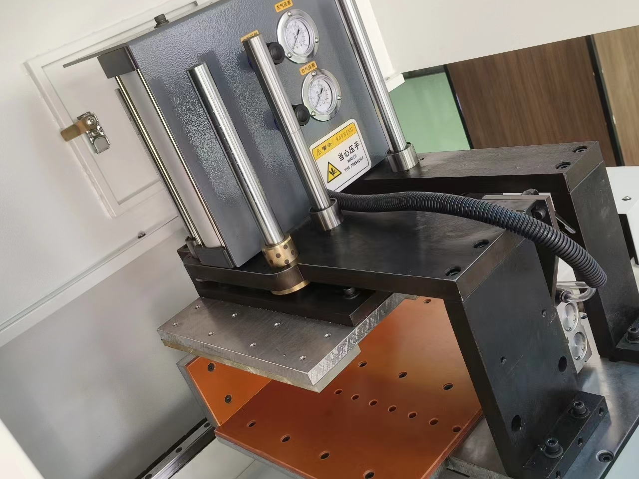 數(shù)控鋁材切割機(jī)