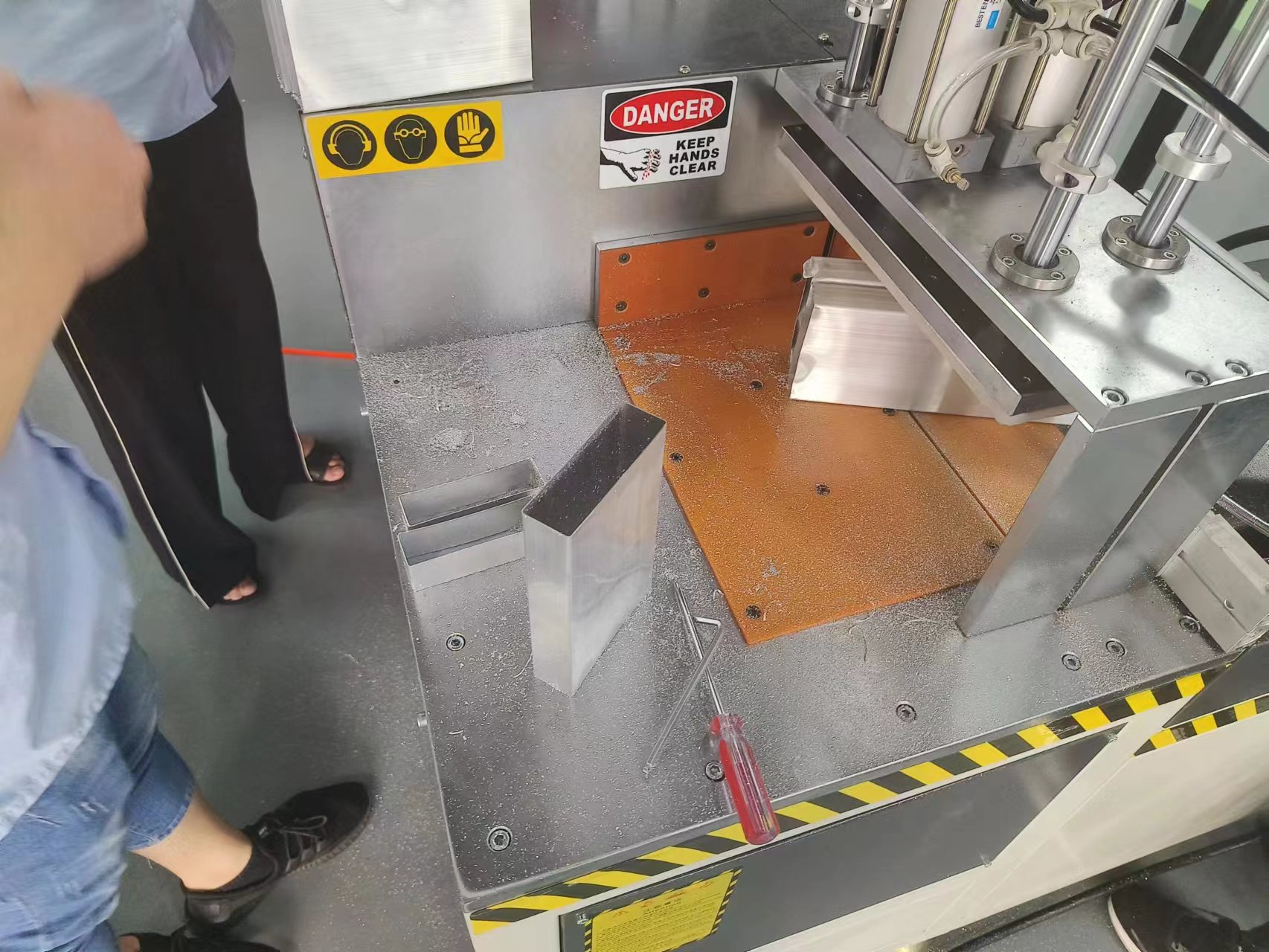 全自動(dòng)鋸鋁機(jī)